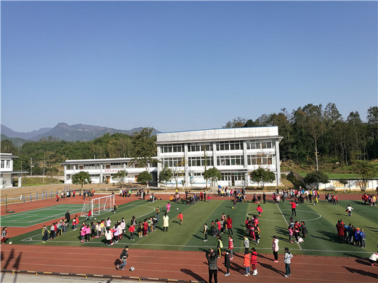 成都天回小学组织教师前往火井小学参观学习