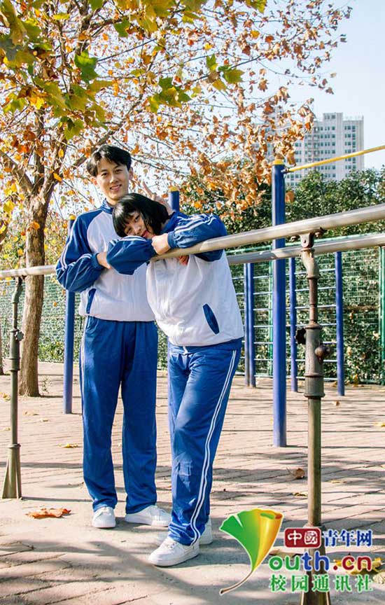 河南一高校翻拍“致我们单纯的小美好”网友：被完虐