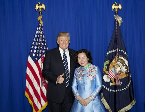 中国鼎益丰集团总裁马小秋与美国总统特朗普。（照片由受访者提供）