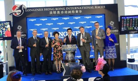 浪琴表香港一哩锦标祝酒仪式于赛后在马会厢房举行。