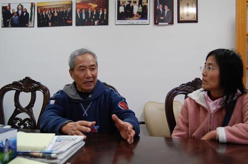 中国侨网赵维武(左)2017年初至费城寻求法律援助，右为女儿赵晴。(美国《世界日报》资料图)