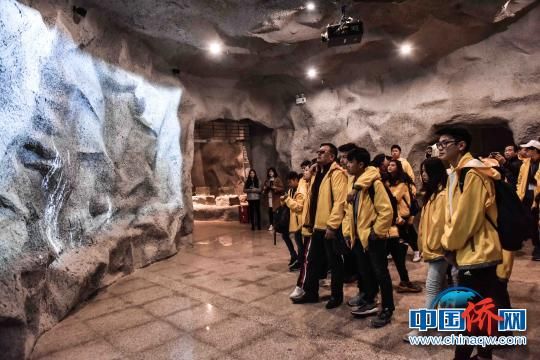 图为海外华裔青少年参观桂林甑皮岩国家考古遗址公园。 唐梦宪 摄