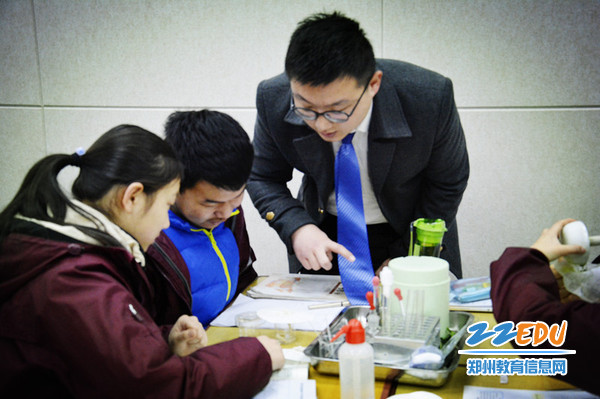 闫青老师指导学生做实验