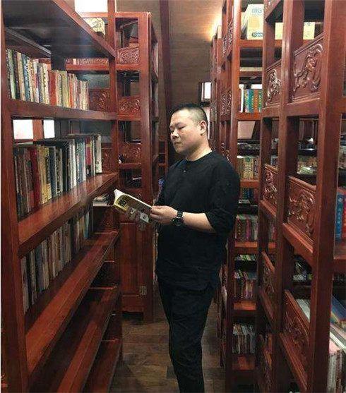 郭德纲堪称国学大师却初中没毕业，看到他的书房，原因找到了