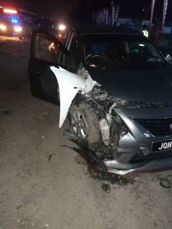 车祸发生后，肇事车辆驾驶座前轮被撞坏。(马来西亚《中国报》图片)