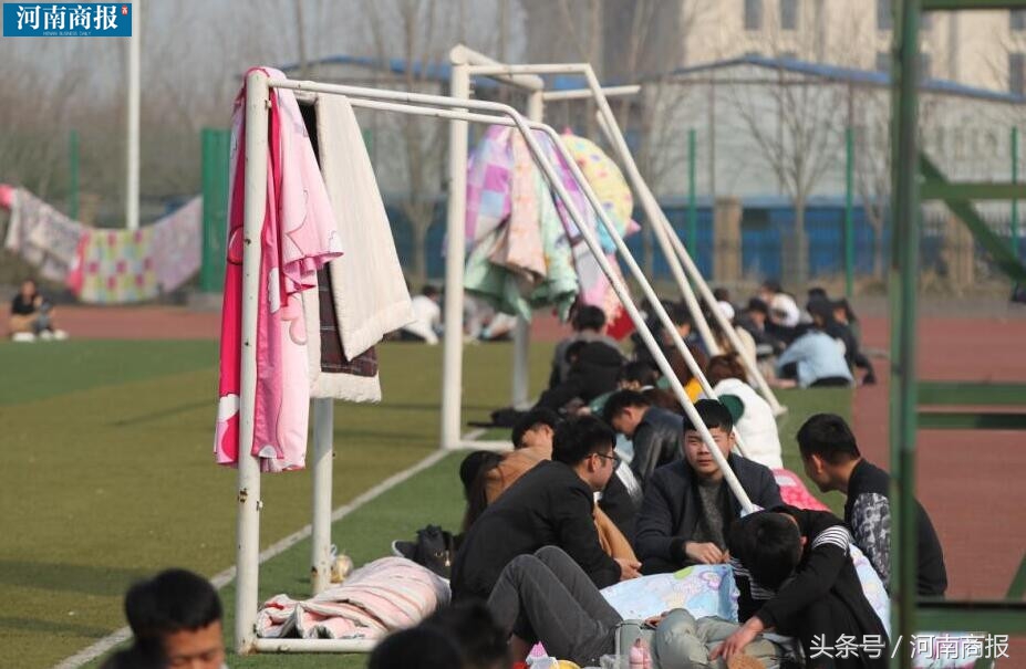 郑州一高校操场围栏挂满被子，你当年在学校咋晒被子的？