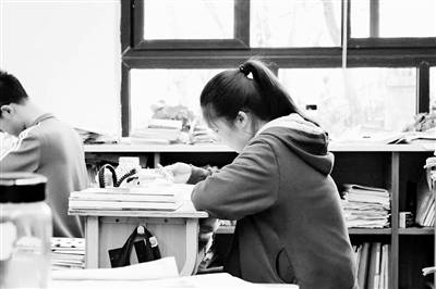中午12点过，江沛雨仍在教室学习。