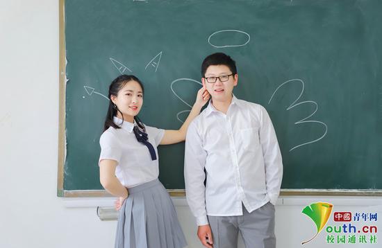 图为两人的创意毕业照。阜阳师范学院二东摄影铺 供图