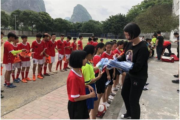 深圳两高中生自费策划爱心活动 为山区孩子捐赠足球装备