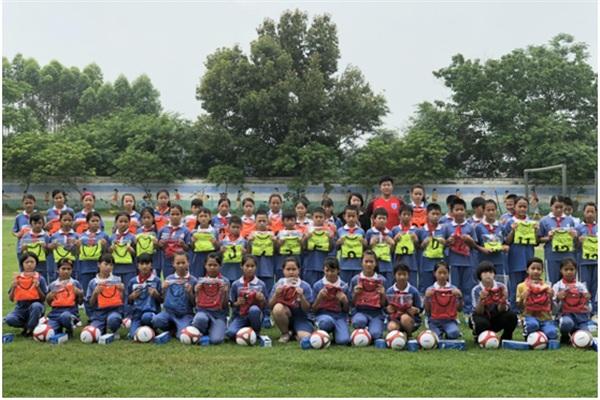 深圳两高中生自费策划爱心活动 为山区孩子捐赠足球装备