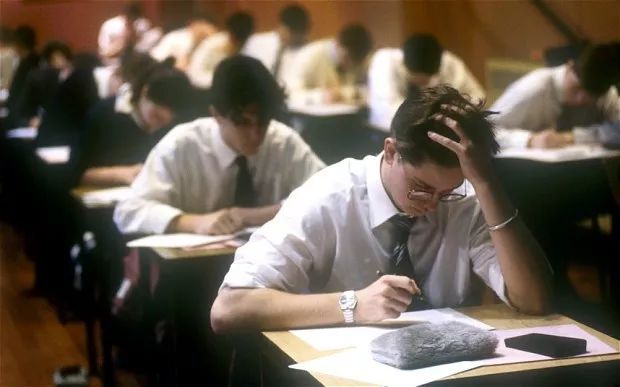 英国学生全世界最苦!中国学生笑了