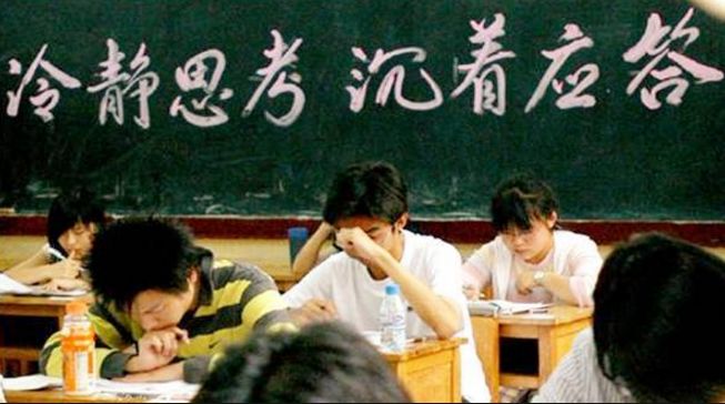 英国学生全世界最苦！中国学生笑了