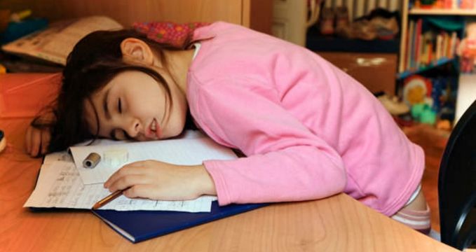 英国学生全世界最苦!中国学生笑了