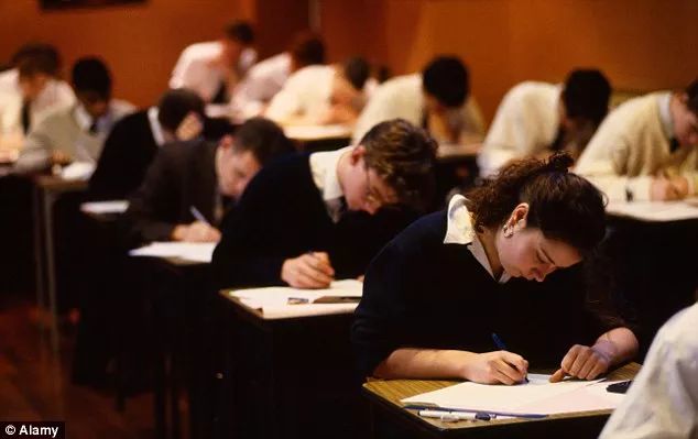 英国学生全世界最苦!中国学生笑了