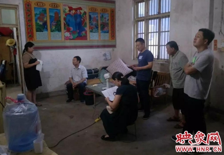 中牟县政协领导到郑庵镇走访贫困大学生家庭