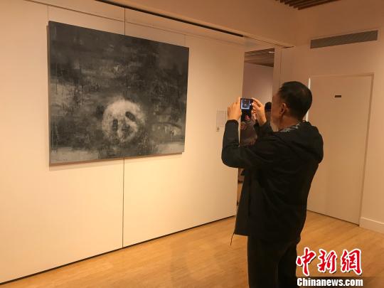 观众欣赏画作。 陶社兰 摄