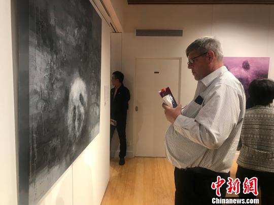 观众欣赏画作。 陶社兰 摄