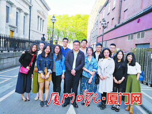 院长陶涛探望在都柏林商学院学习的学生。