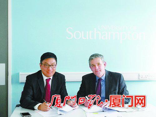 ▲厦门大学国际学院院长陶涛(左)与南安普顿大学签约。