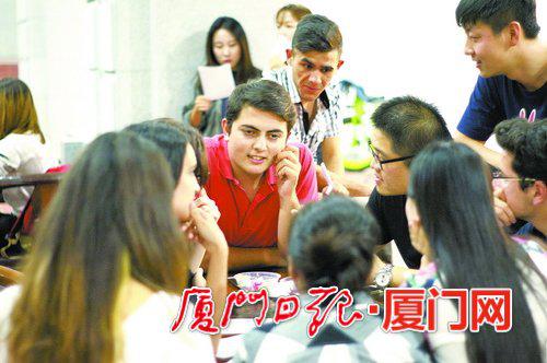 厦大国际学院的中国学生与厦大海外教育学院的外国学生交流。
