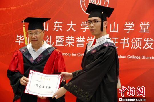 图为，中国科学院院士、山东大学泰山学堂院长彭实戈为毕业生颁发荣誉证书。 孙宏瑗 摄