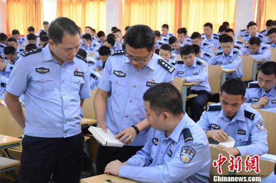 图为铁道警察学院毕业生上思政理论课。 韩章云 摄