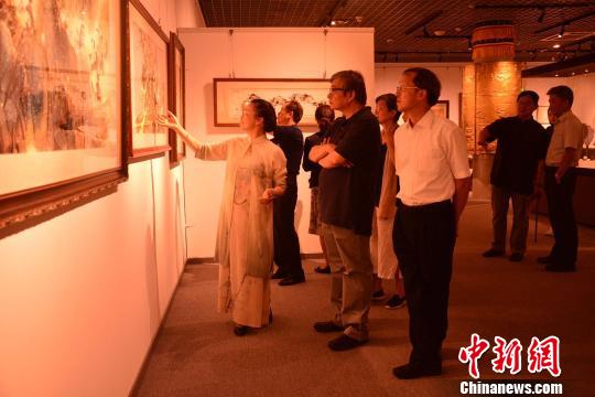 刺绣艺术大师蔡梅英为来宾讲解作品 李双南 摄