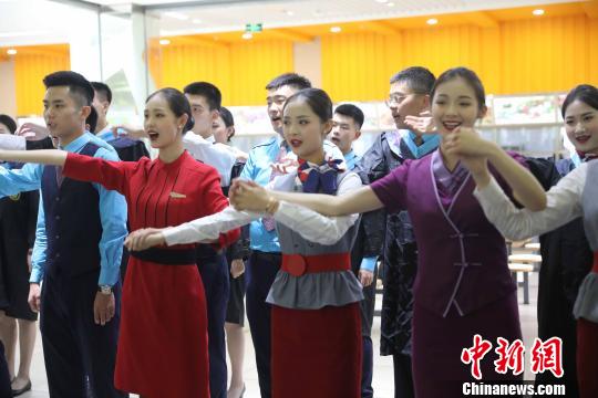 四川西南航空学院毕业快闪活动现场。 钟欣 摄