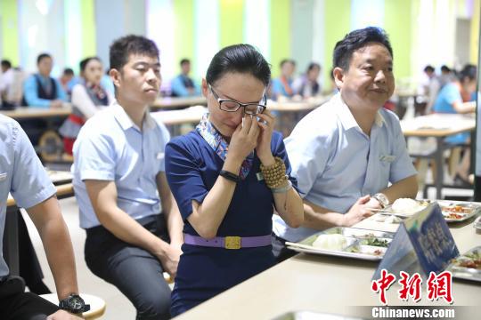 现场被感动落泪的老师。 钟欣 摄