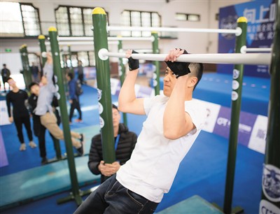 武汉大学的学生在引体向上比赛中。新华社记者 肖艺九摄