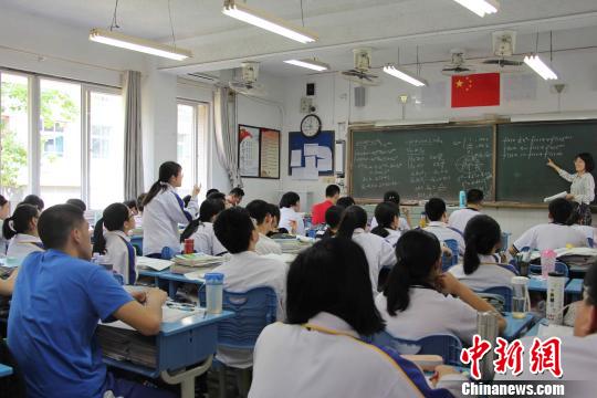 资料图：山东一中学的高三学生正在上课，备战高考。 赵晓 摄