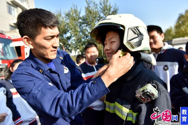 北京市第十一中学分校：致敬逆行英雄“零距离”体验消防
