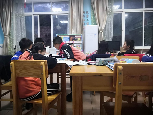  夜晚，学生在教室上晚自习。