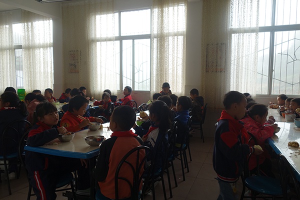  范家小学学生在食堂吃饭。