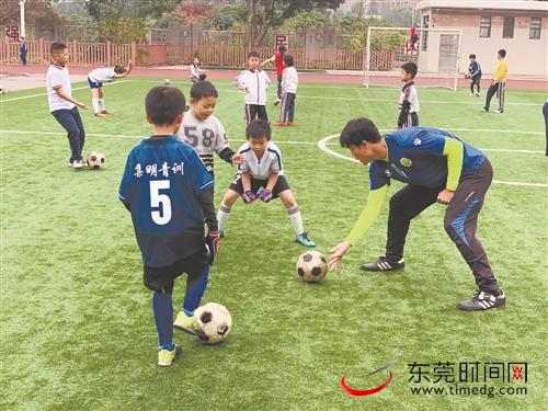 “集明公益足球进校园”活动走进南城阳光第六小学