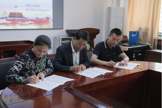9月29日，富县副县长曹振颖与我院签订《“双百工程”扶贫专柜合作框架协议》
